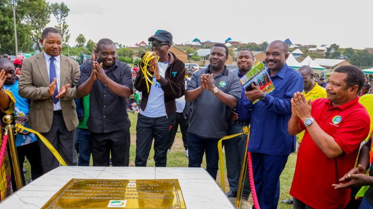 DKT. TULIA AZINDUA MRADI WA KUSAMBAZA UMEME KATIKA VITONGOJI 105 MKOA WA MBEYA
