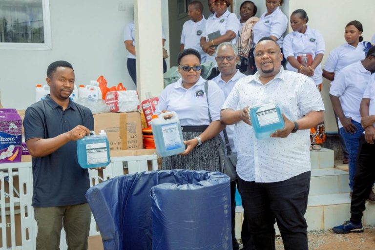JUKWAA LA USHIRIKA LATOA VIFAA TIBA VYENYE THAMANI YA MILIONI 14 HOSPITALI YA WILAYA YA CHAMWINO