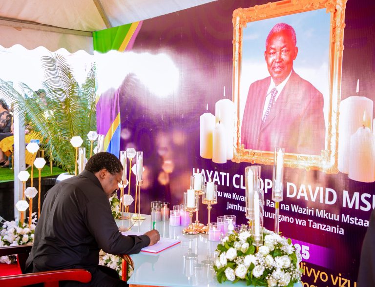 BALOZI NCHIMBI ASHIRIKI KUMUAGA MZEE MSUYA