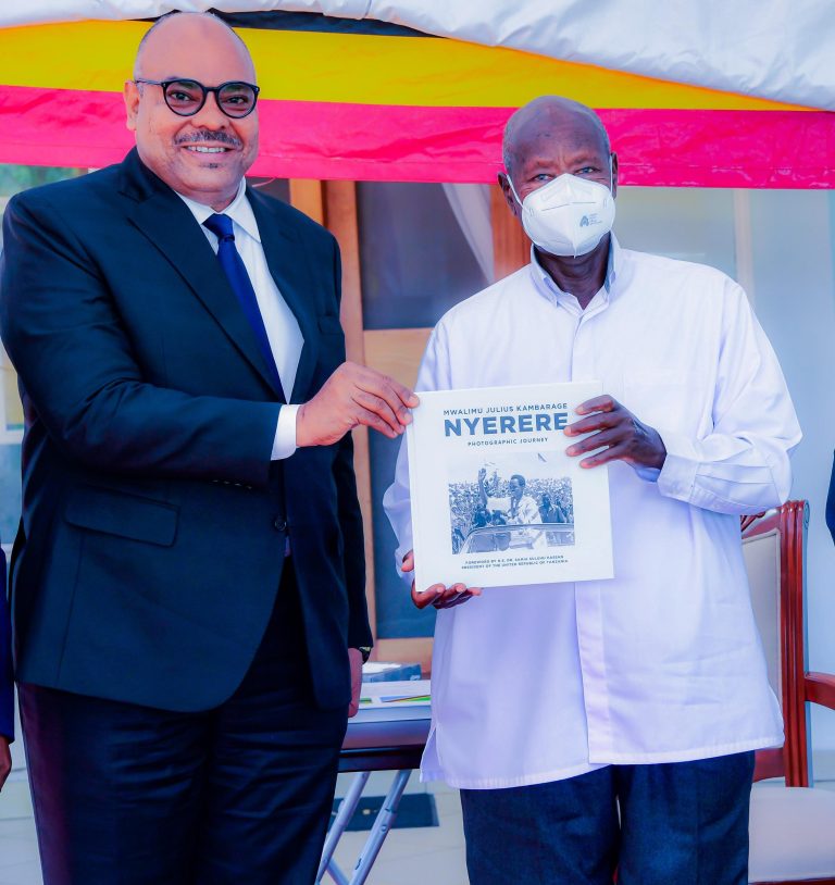 BALOZI KOMBO AWASILISHA UJUMBE MAALUM KWA RAIS YOWERI MUSEVENI