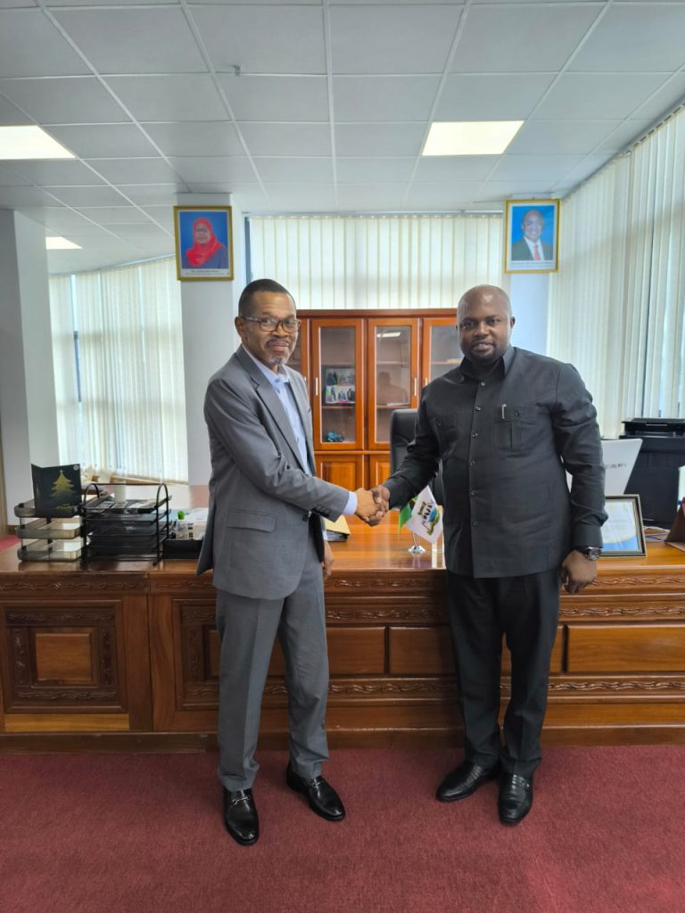 BALOZI HAMAD AKUTANA NA WAZIRI WA UCHUMI WA BULUU NA UVUVI ZANZIBAR