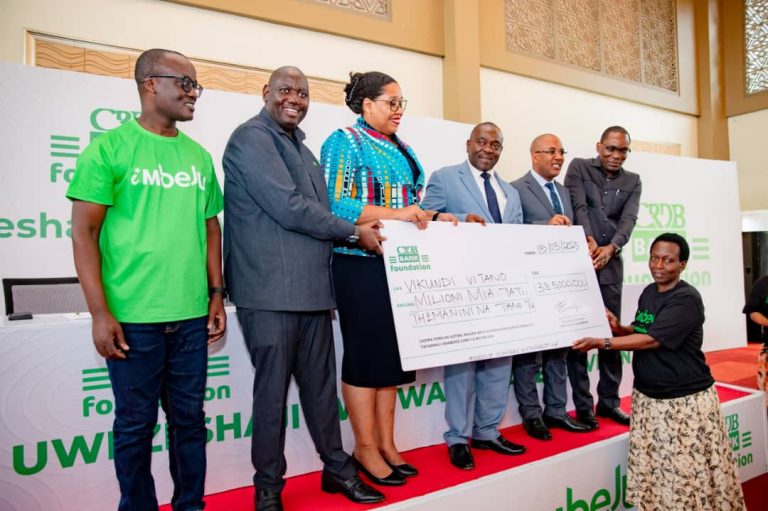 BENKI YA CRDB YATOA KIASI CHA SHS 385 MILIONI KWA VIKUNDI VYA WANWAKE NA VIJANA MKOA WA ARUSHA
