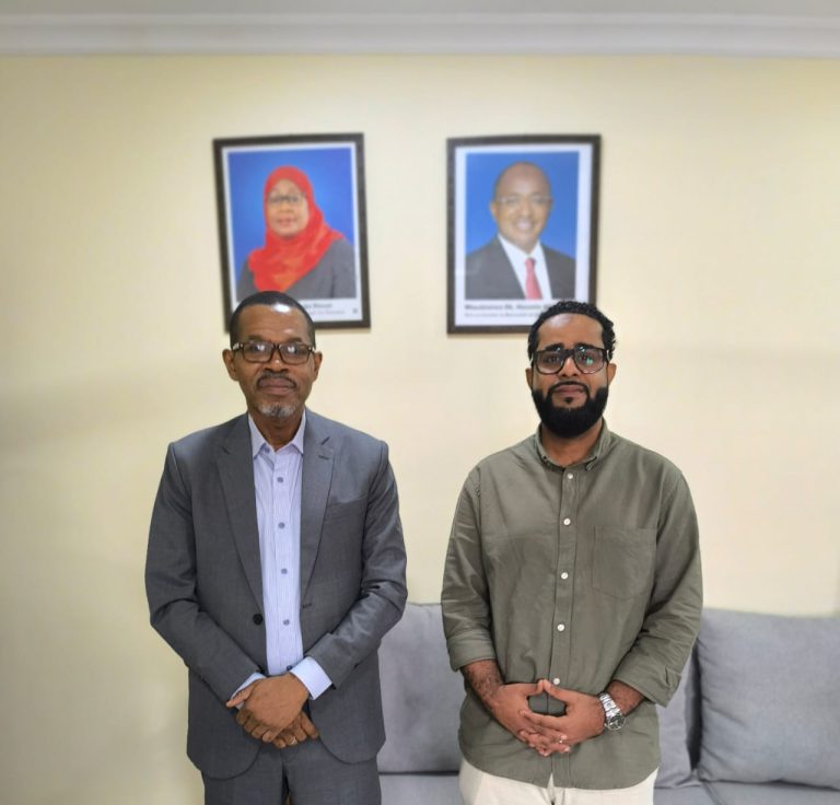 BALOZI HAMAD AKUTANA NA MKURUGENZI WA BANDARI ZANZIBAR (ZPC)