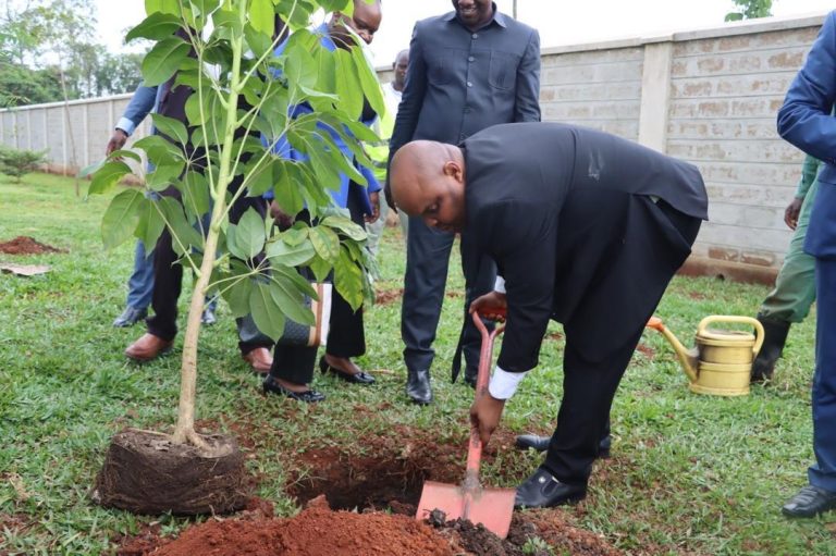 NAIBU WAZIRI HAMZA APANDA MTI MAKAO MAKUU YA BONDE LA ZIWA VICTORIA