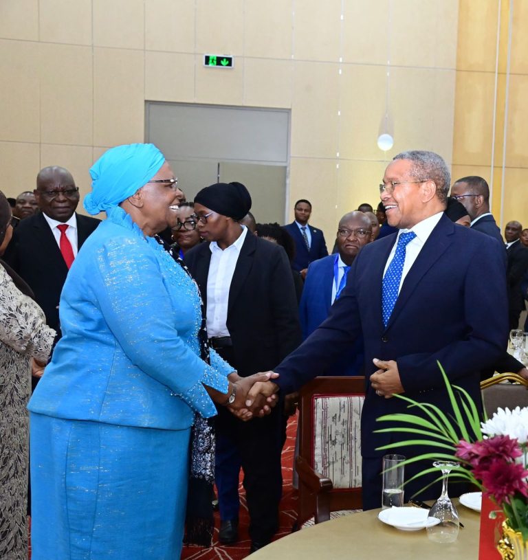 RAIS WA NAMIBIA ATEMBELEA CHUO KIKUU CHA DAR ES SALAAM, ALAKIWA NA MKUU WA CHUO DKT KIKWETE