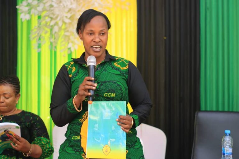 AGNESS MARWA AWATAKA MADIWANI WANAWAKE KUWEKA TOFAUTI ZAO PEMBENI NA WABUNGE.