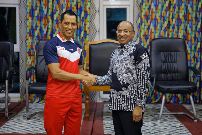 RAIS MWINYI AWAAHIDI KLABU YA SIMBA DOLA LAKI 1 ZA KIMAREKANI