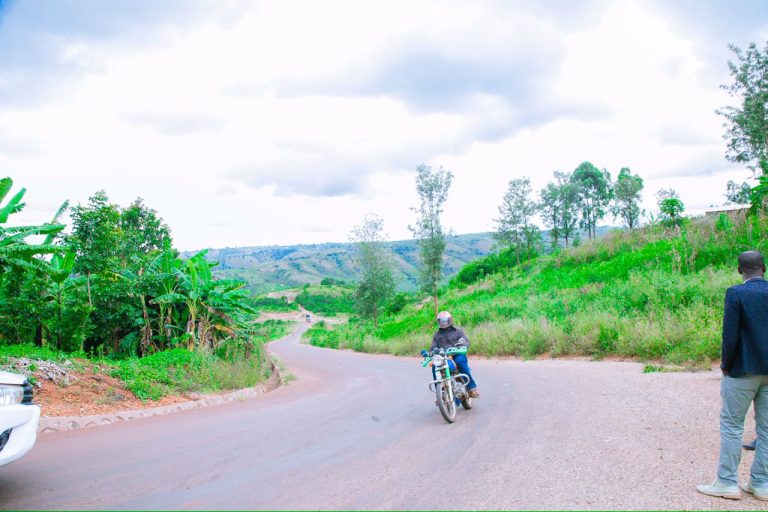 UJENZI WA BARABARA YA NYAKAHANGA – NYABIYONZA – MASHELI WAWANUFAISHA WANANCHI KARAGWE