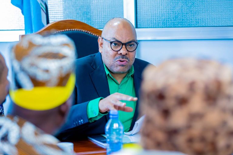 WAZIRI KOMBO AWASISITIZA MACHIFU KUSHIRIKIANA NA SERIKALI