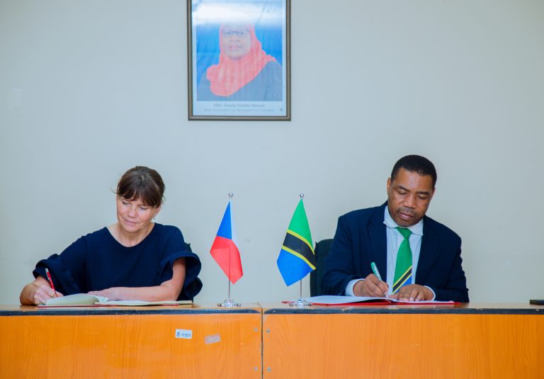 TANZANIA NA JAMHURI YA CZECH ZASAINI MKATABA WA KUONDOA UTOZAJI KODI YA MAPATO MARA MBILI NA KUZUIA UKWEPAJI WA KODI