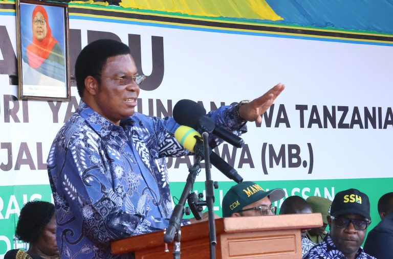 WAZIRI MKUU AWEKA JIWE LA MSINGI LA UJENZI WA JENGO LA UTAWALA NA HALMASHAURI YA KWIMBA NA KUHUTUBIA WANANCHI