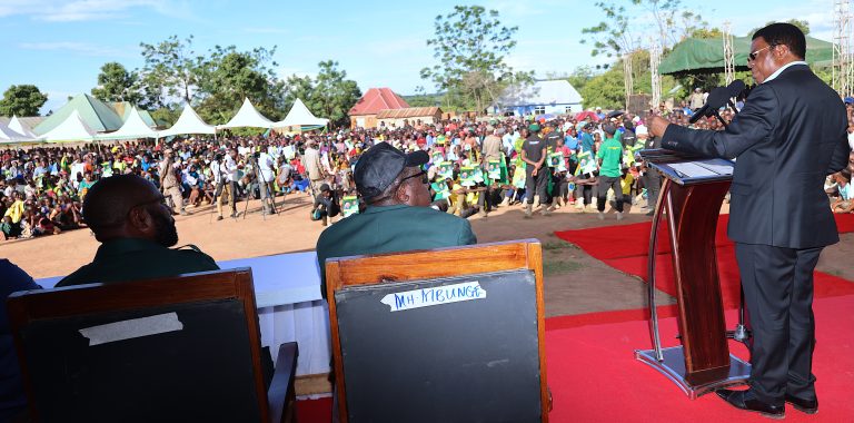 WAZIRI MKUU AWEKA JIWE LA MSINGI LA JENGO LA UTAWALA HALMASHAURI YA BUCHOSA NA KUHUTUBIA WANANCHI