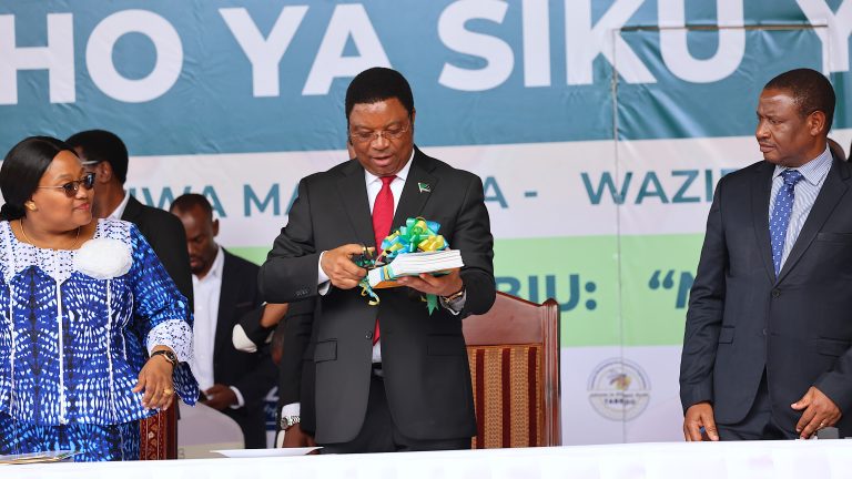 WAZIRI MKUU APOKEA TUZO YA KUENDELEZA UFUGAJI NYUKI NCHINI