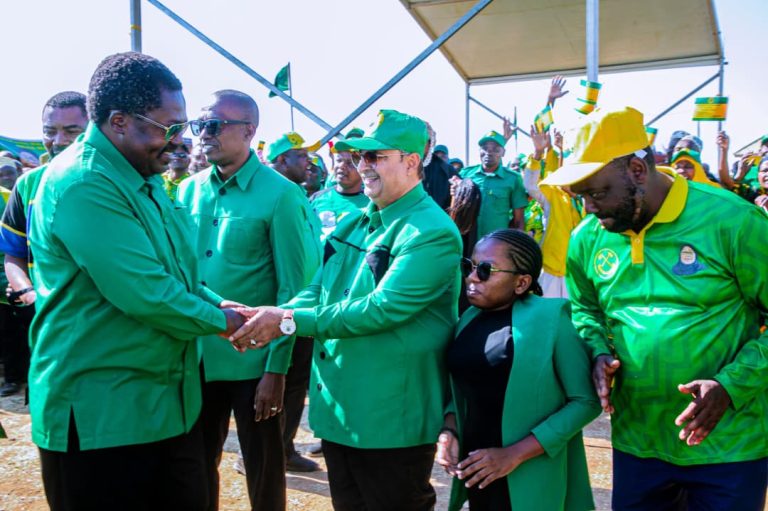NCHIMBI AENDELEA KUCHANJA MBUGA AKISAKA KURA ZA CCM SINGIDA VIJIJINI.