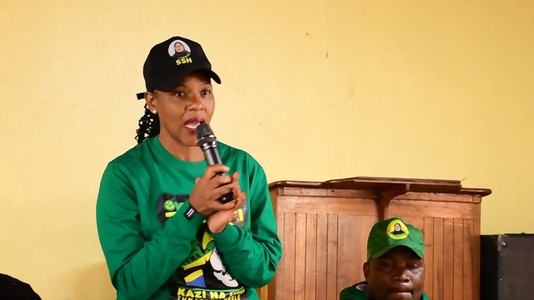 MGOMBEA UBUNGE VITI MAALUMU MKOA WA ARUSHA AWATAKA VIJANA KUJITOKEZA KWA WINGI KUPIGA KURA OKTOBA 29