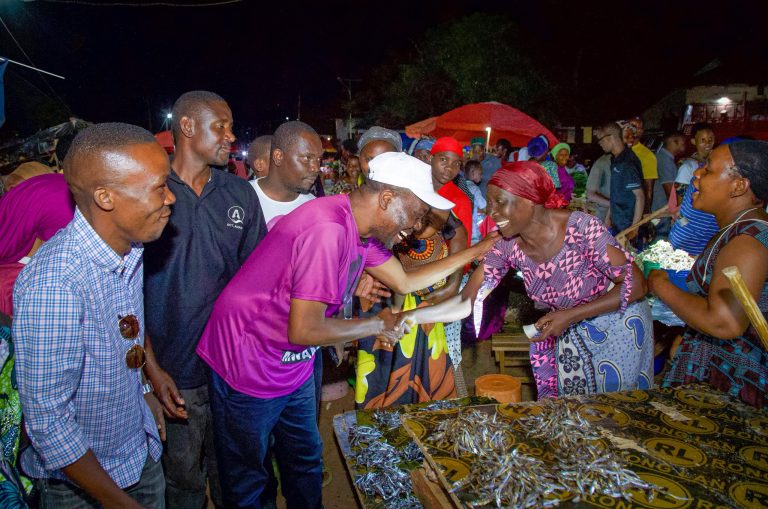 MGOMBEA UBUNGE JIMBO LA KIGOMA MJINI ASALIMIANA NA WAJASIRIAMALI SOKO LA JIONI MARUNGU