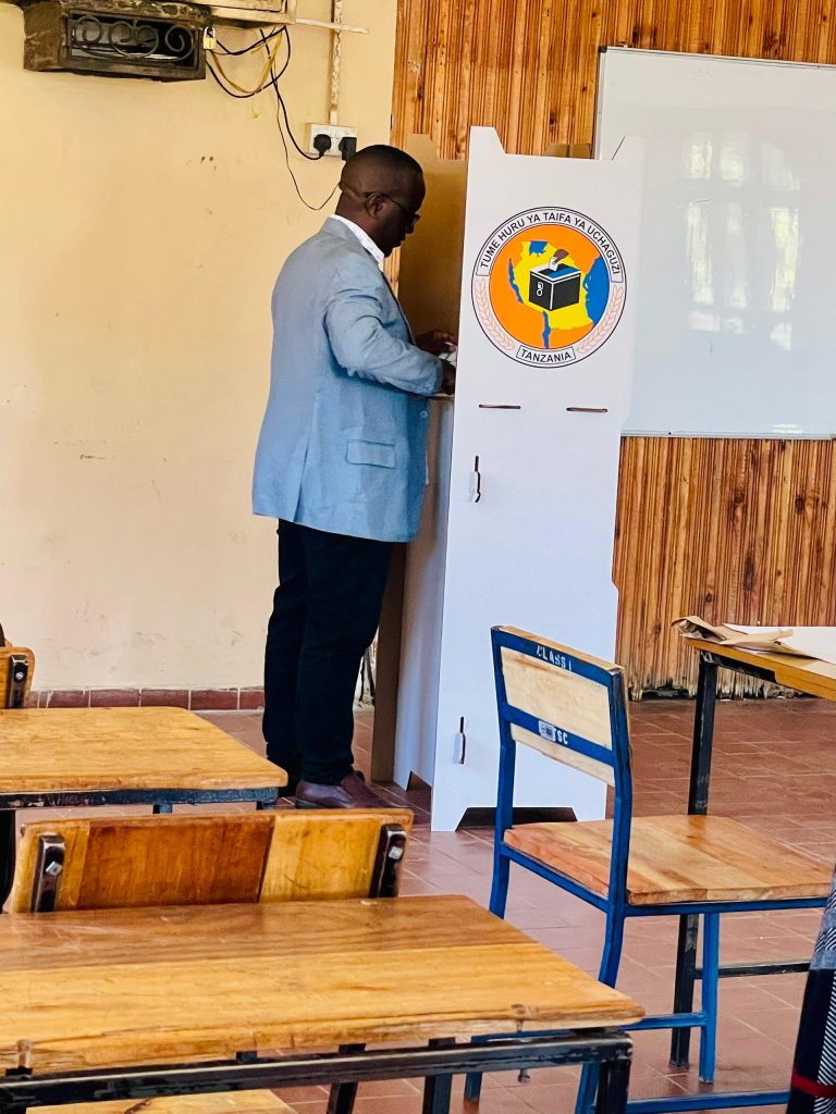 FADHILI NGAJILO APIGA KURA KUMCHAGUA RAIS IRINGA 