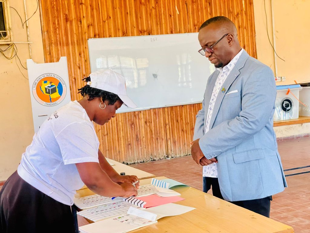 FADHILI NGAJILO APIGA KURA KUMCHAGUA RAIS IRINGA