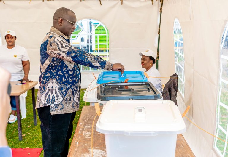 RC MAKALLA AONGOZA WANANCHI WA ARUSHA KUPIGA KURA.