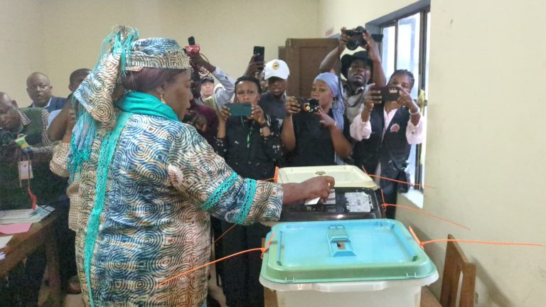 RC KAGERA AONGOZA WANANCHI KUTIMIZA WAJIBU WA KIKATIBA KUPIGA KURA