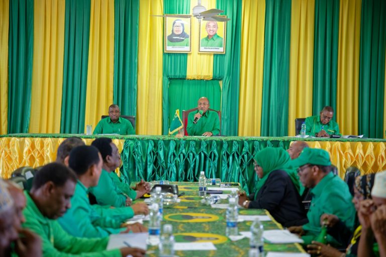 DKT. MWINYI AONGOZA KIKAO CHA KAMATI MAALUM YA CCM ZANZIBAR