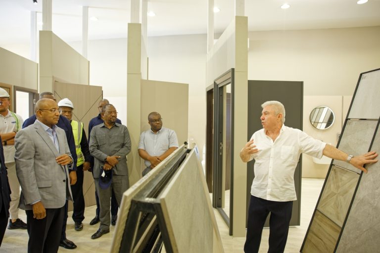 RAIS DKT MWINYI AKIKAGUA UJENZI WA UWANJA WA ZANZIBAR SPORTS COMPLEX
