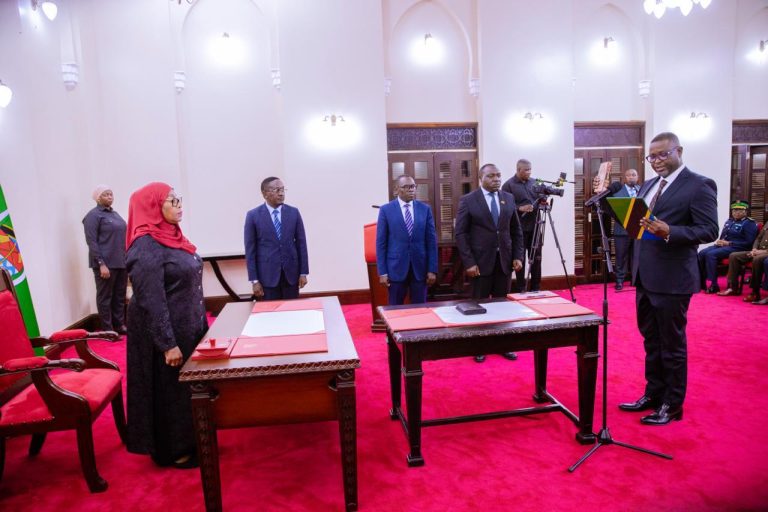 RAIS DKT. SAMIA AMUAPISHA MWANASHERIA MKUU WA SERIKALI IKULU CHAMWINO