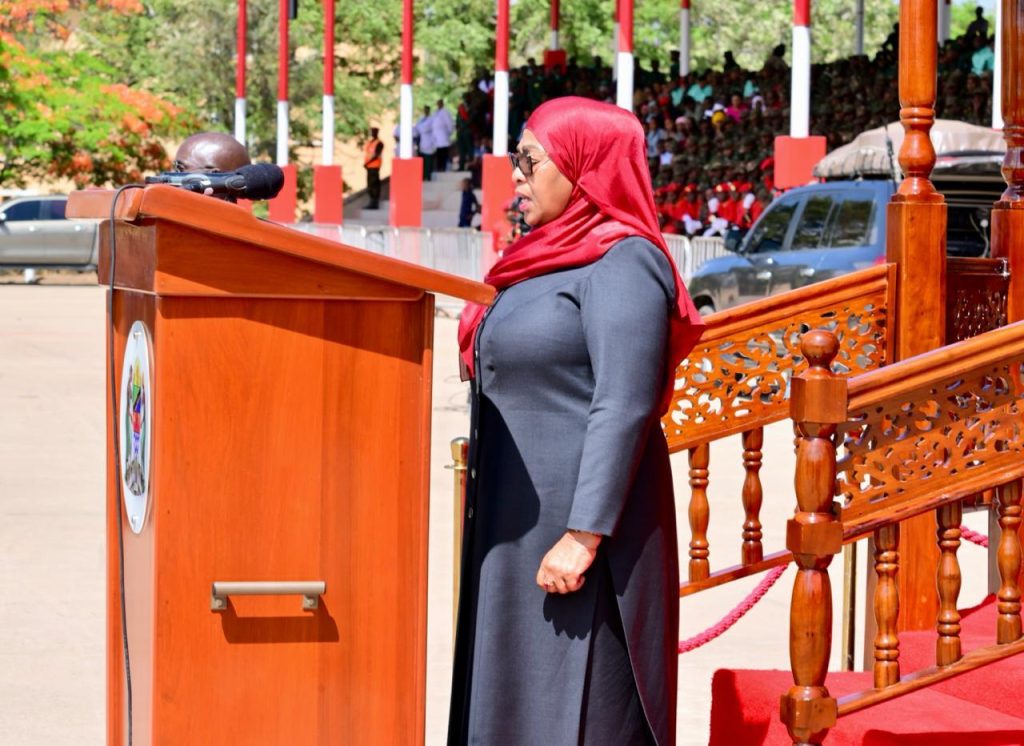 RAIS SAMIA AKIWATUNUKU KAMISHENI MAAFISA WANAFUNZI KUWA MAAFISA WA (JWTZ)