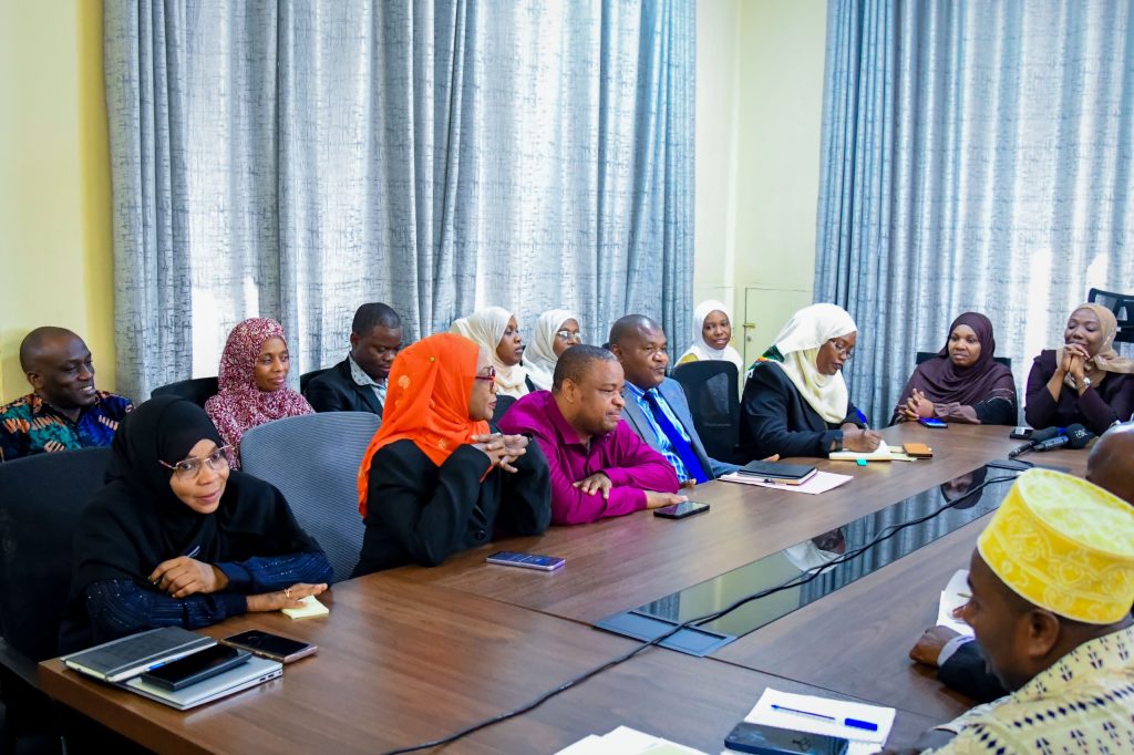 WAZIRI PEMBE AWATAKA WATENDAJI KUIMARISHA USHIRIKIANO KATIKA UTENDAJI