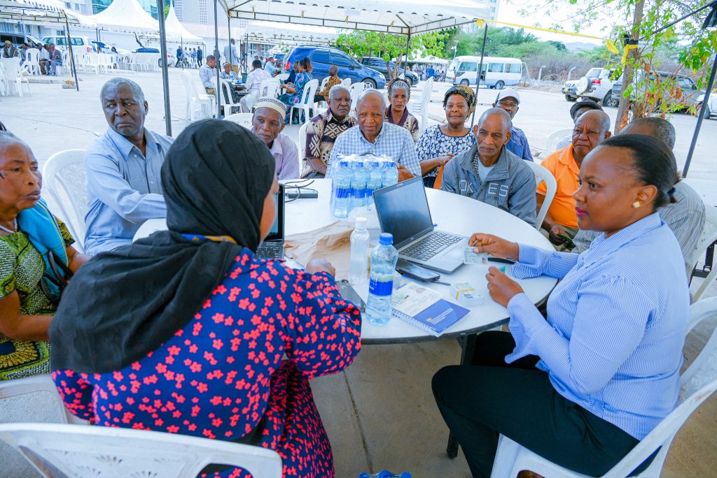 WASTAAFU DODOMA MJINI WANAOLIPWA NA HAZINA WAENDELEA KUPATIWA VITAMBULISHO VYA KIELEKTRONIKI