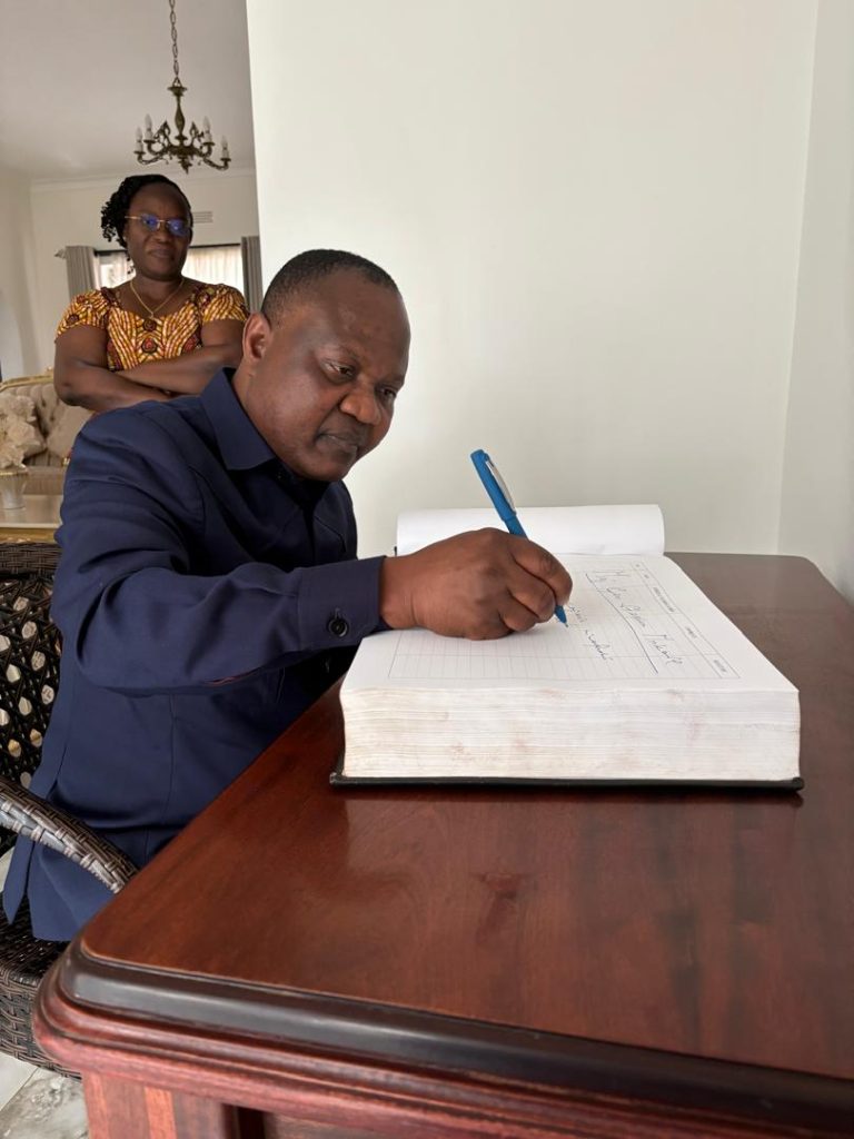 BALOZI KAGANDA AKUTANA NA MWENYEKITI WA (ACOC) HARARE