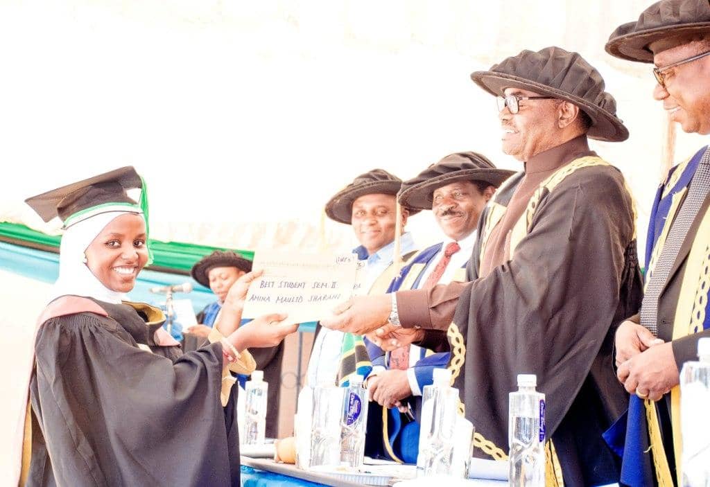 WAZIRI WA ARDHI AWAASA WAHITIMU ARIMO KUJIEPUSHA NA MATENDO MAOVU