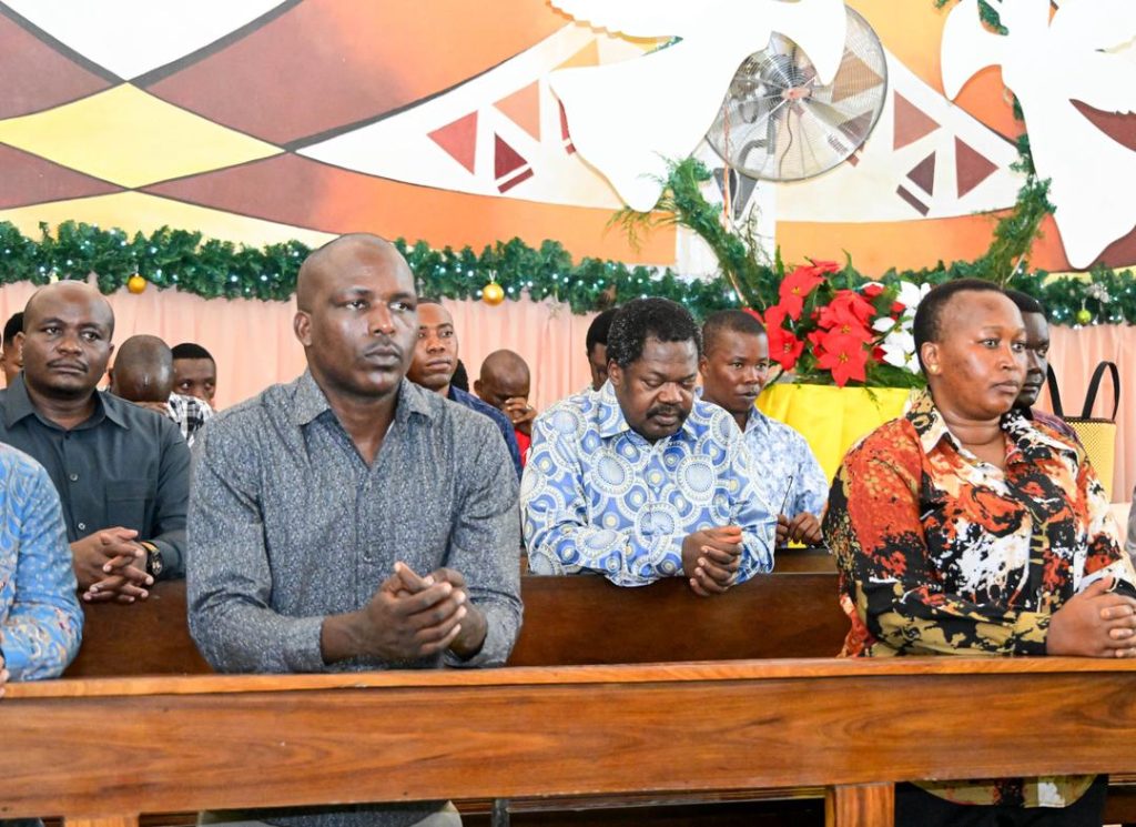 MAKAMU WA RAIS ASHIRIKI IBADA YA KRISMASI KANISA LA MTAKATIFU PETRO DAR ES SALAAM