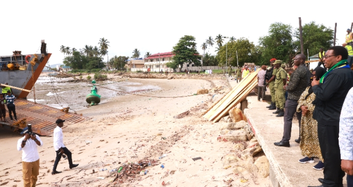 WAZIRI MKUU ATEMBELEA BANDARI YA LINDI