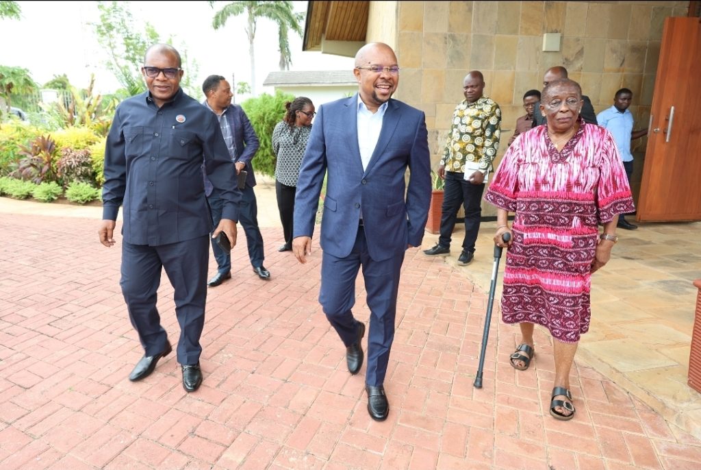 WAZIRI KIKWETE AMTEMBELEA MAMA MARIA NYERERE NA MAMA ANNA MKAPA