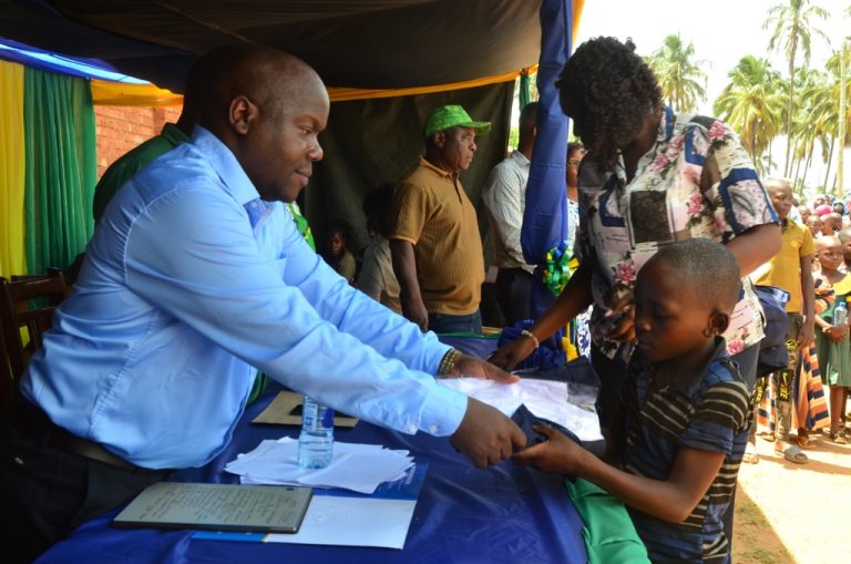 MBUNGE WA NAMTUMBO DKT. HOMERA ATOA MSAADA WA SARE NA MADAFTARI KWA WANAFUNZI WANAOTOKA KWENYE MAZINGIRA MAGUMU