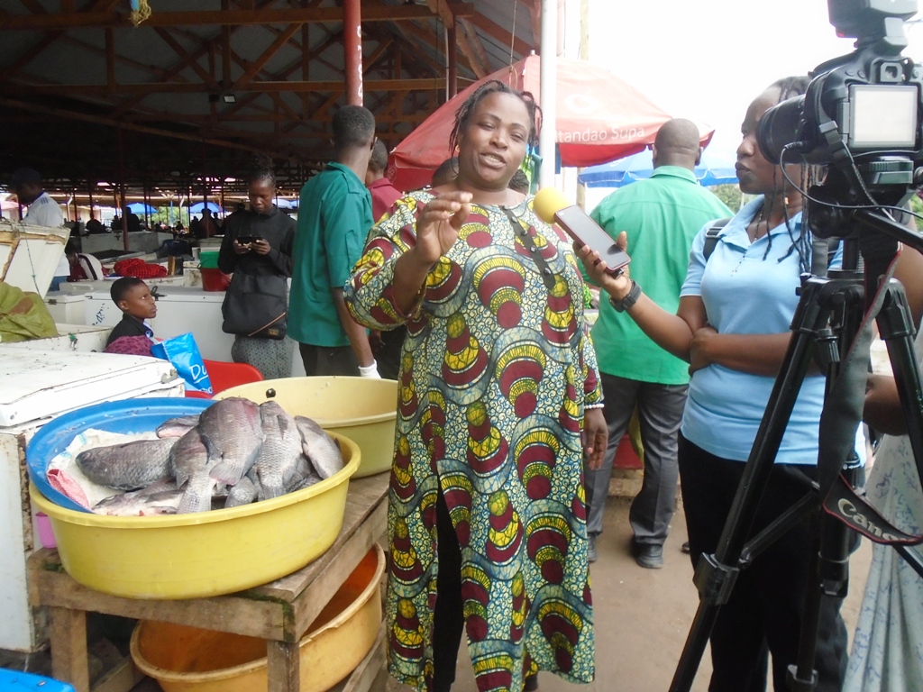 Mjasiriamali wa soko la samaki, Agnes Samson, leo akiishukuru serikali kwa kuwajengea soko hilo