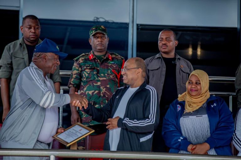KAMISHNA KUJI PAMOJA NA BINGWA WA DUNIA WA RIADHA ALPHONCE SIMBU WAPOKELEWA KWA HESHIMA ZANZIBAR