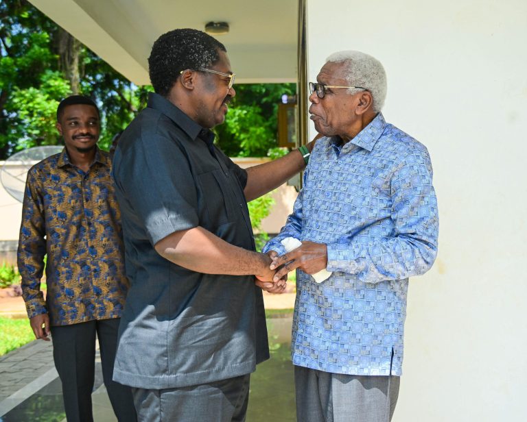 DKT. NCHIMBI AMTEMBELEA MAIAMU WA RAIS MSTAAFU DKT. GHARIB BILAL