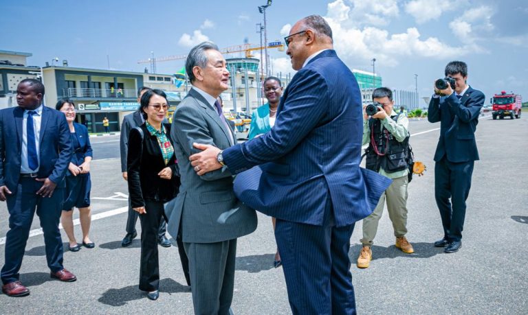 WAZIRI KOMBO AAGANA NA WAZIRI WA MAMBO YA NJE  WA CHINA