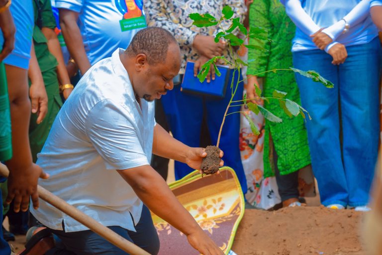 RC CHALAMILA AONGOZA ZOEZI LA UPANDAJI MITI KUSHEHEREKEA SIKU YA KUZALIWA RAIS DKT SAMIA
