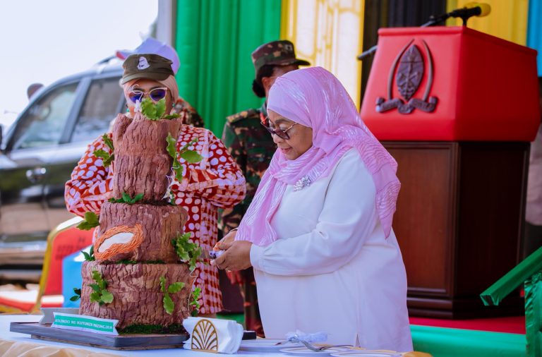 RAIS SAMIA AONGOZA ZOEZI LA KUPANDA MITI ZANZIBAR, ATOA WITO WA KULINDA MAZINGIRA