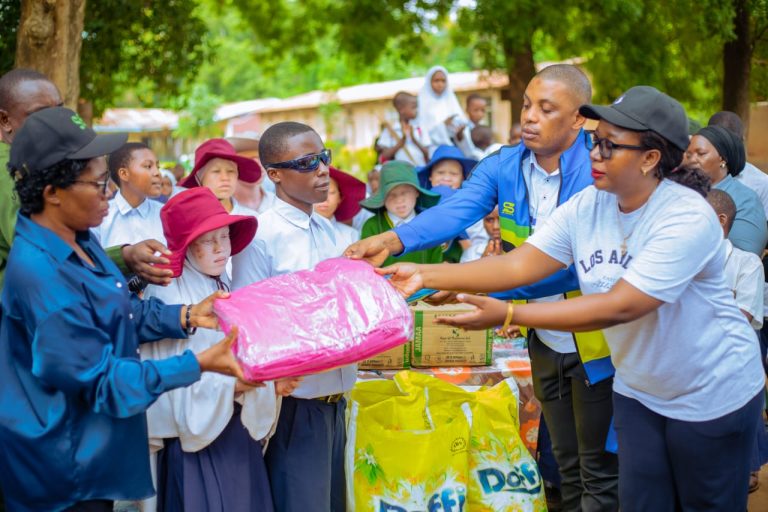RAIS DKT SAMIA SULUHU HASSAN ATOA ZAWADI KWA WENYE UHITAJI MAALUM MAZINYUNGU KILOSA