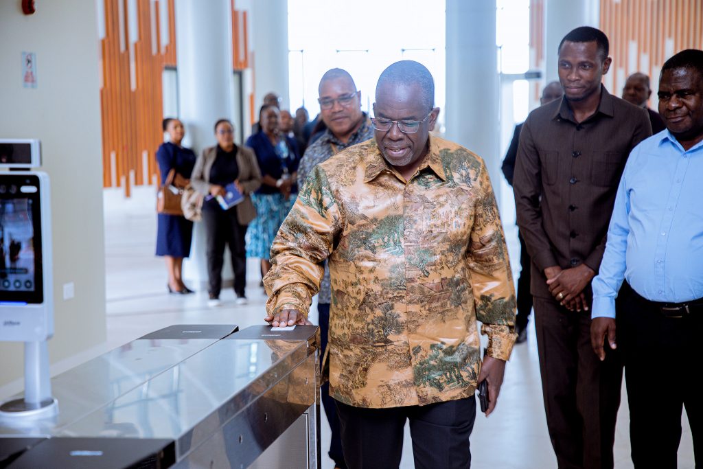 MHE. BALOZI OMAR AKAGUA JENGO JIPYA LA KISASA LA OFISI YA WIZARA YA FEDHA