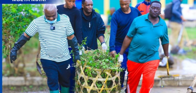 MBUNGE WA MBEYA MJINI AONGOZE ZOEZI KA USAFI SOKO LA MANJELWA