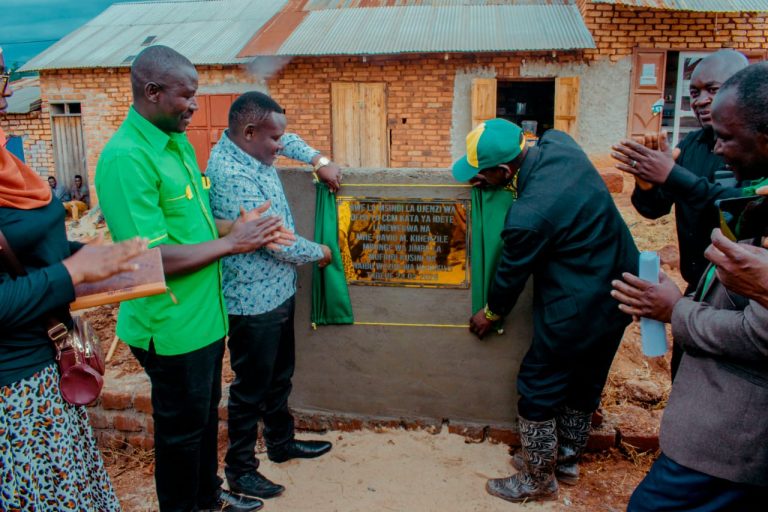 MBUNGE DAVID KIHENZILE ATOA MILIONI 3 KUUNGA MKONO UJENZI WA OFISI YA CCM IDETE