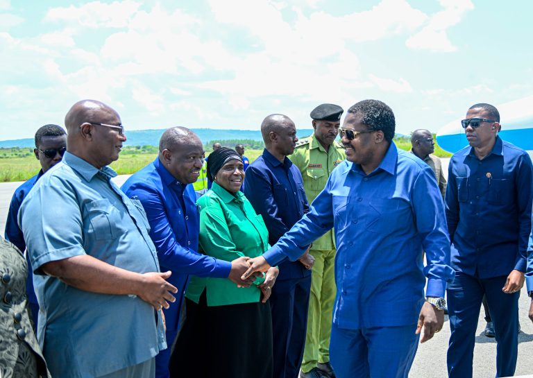 MAKAMU WA RAIS AKIWASILI CHATO – KUONGOZA MAADHIMISHO YA KUMBUKIZI YA MIAKA 5 YA KIFO CHA JPM