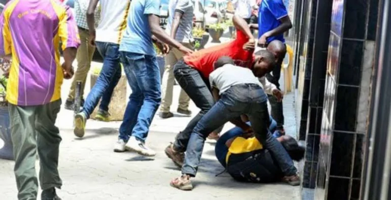 FEDHEHA MA- GENZ WALIOMUIBIA MAMA MBOGA LAKI MOJA WAVULIWA NGUO HADHARANI BAADA YA KUSHINDWA KUKIMBIA