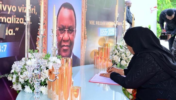 RAIS SAMIA ASAINI KITABU CHA MAOMBOLEZO KWA LUKUVI