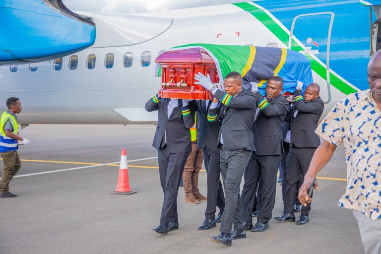 MAPOKEZI YA MWILI WA LUKUVI YAGUSA MIOYO IRINGA WENGI WASIMAMA BARABARANI WAKILIA 